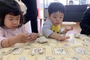 まるでパン屋さんのように、手でのばしていますよ。