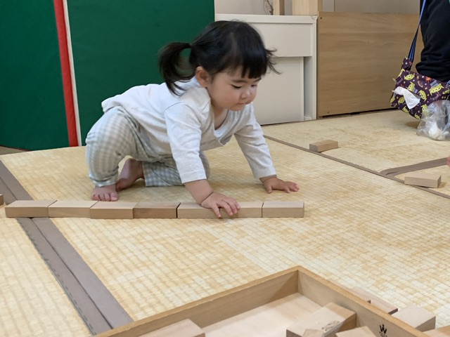 つんで、ならべて(１歳児 つくし組)